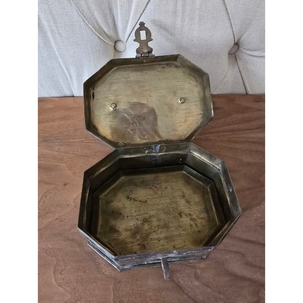 Antique brass octagonal trinket box with handle & latch - Picture 5 of 8